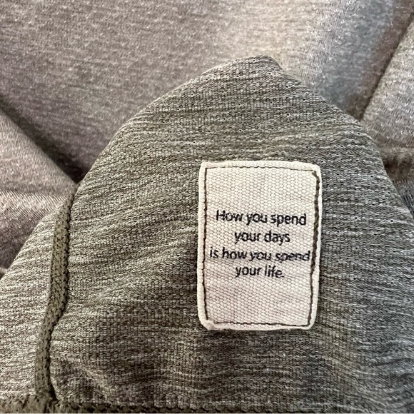 Vuori Men’s Pocket Long Sleeve Tee Shirt Grey Sage Medium Active Sporty Athletic - Picture 5 of 6